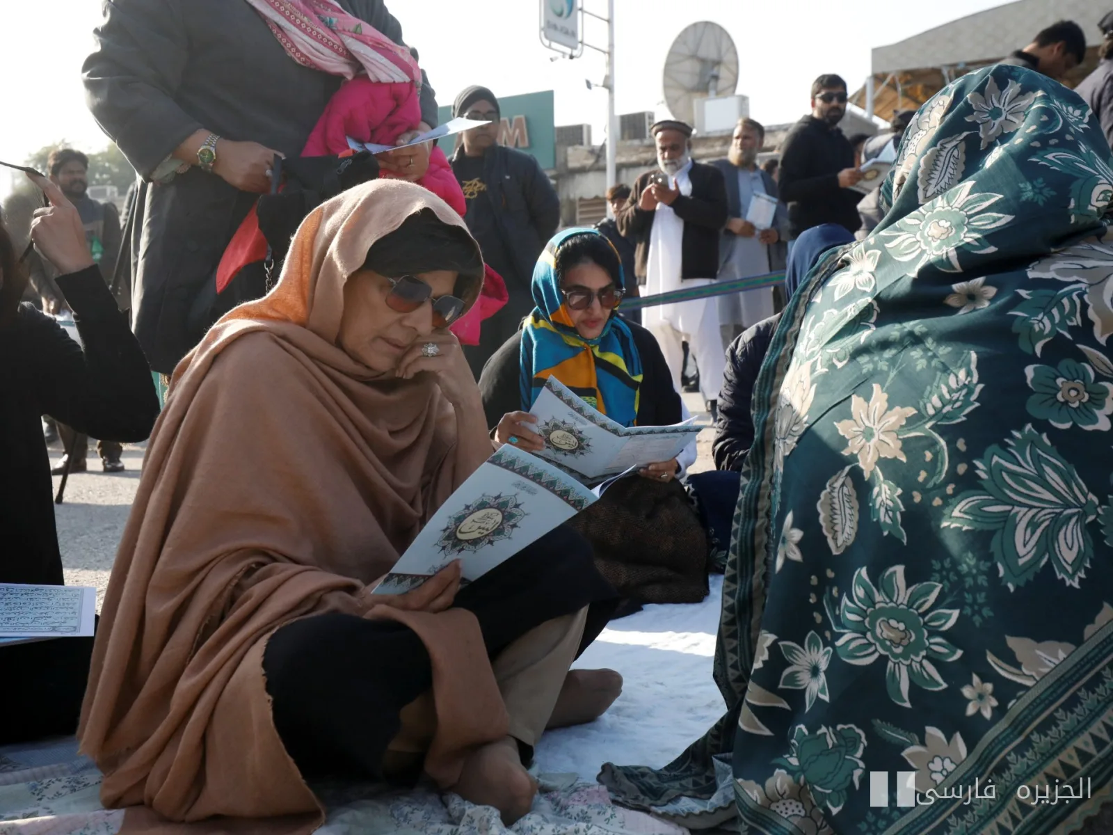 اعتقال عليمة خان، أخت عمران خان، في لاهور قبل مسيرة PTI
