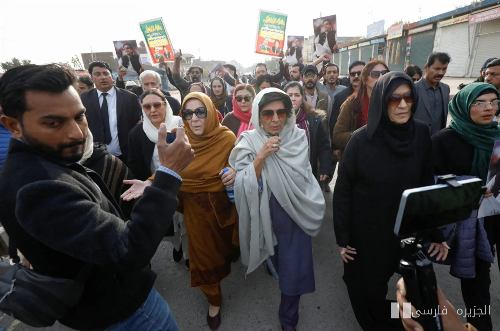 بازداشت خواهران عمران خان در لاهور پیش از راهپیمایی اسلام‌آباد
