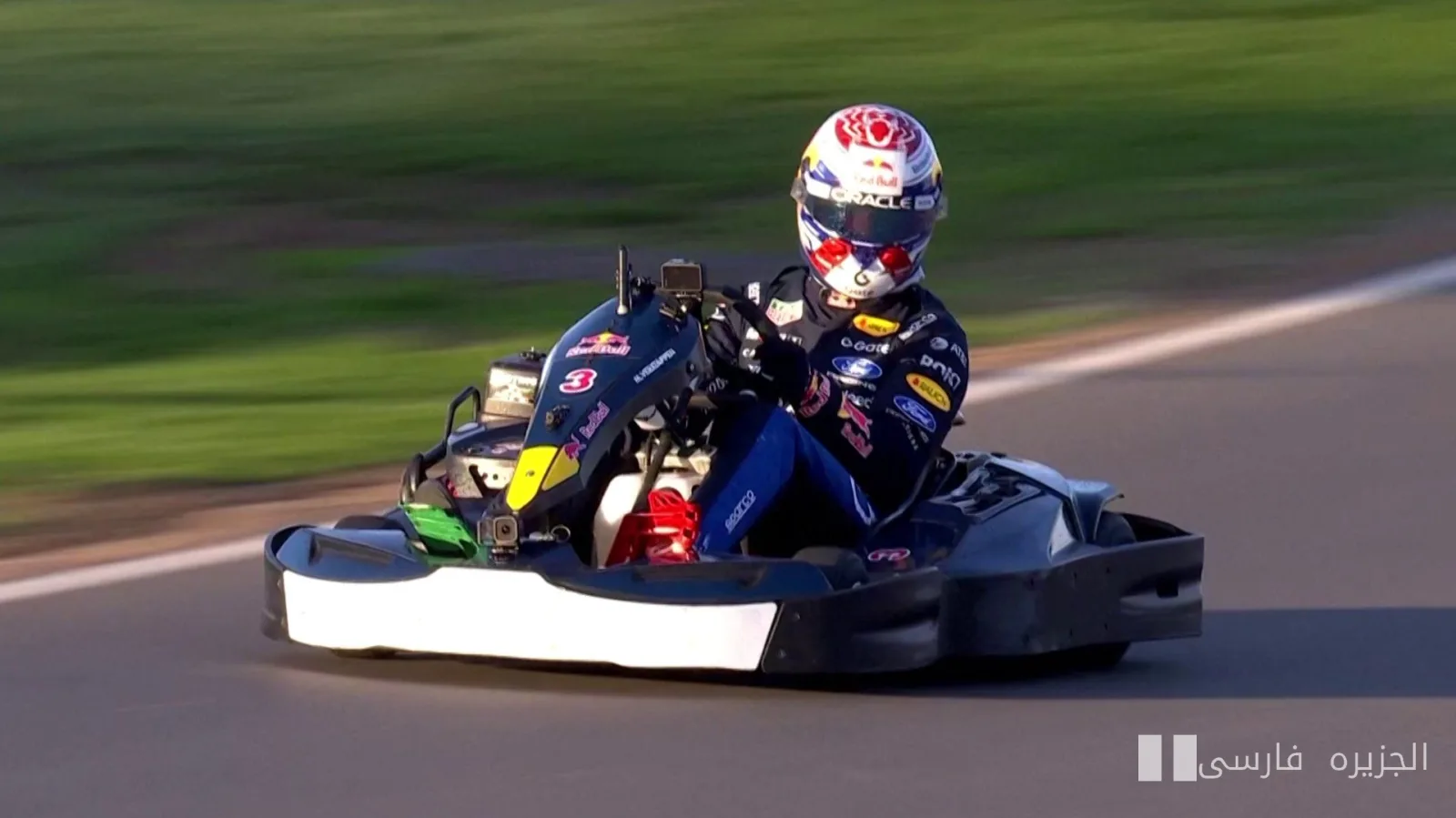 Max Verstappen gewann in einem unterhaltsamen Wettkampf gegen 100 Go-Kartfahrer in Silverstone