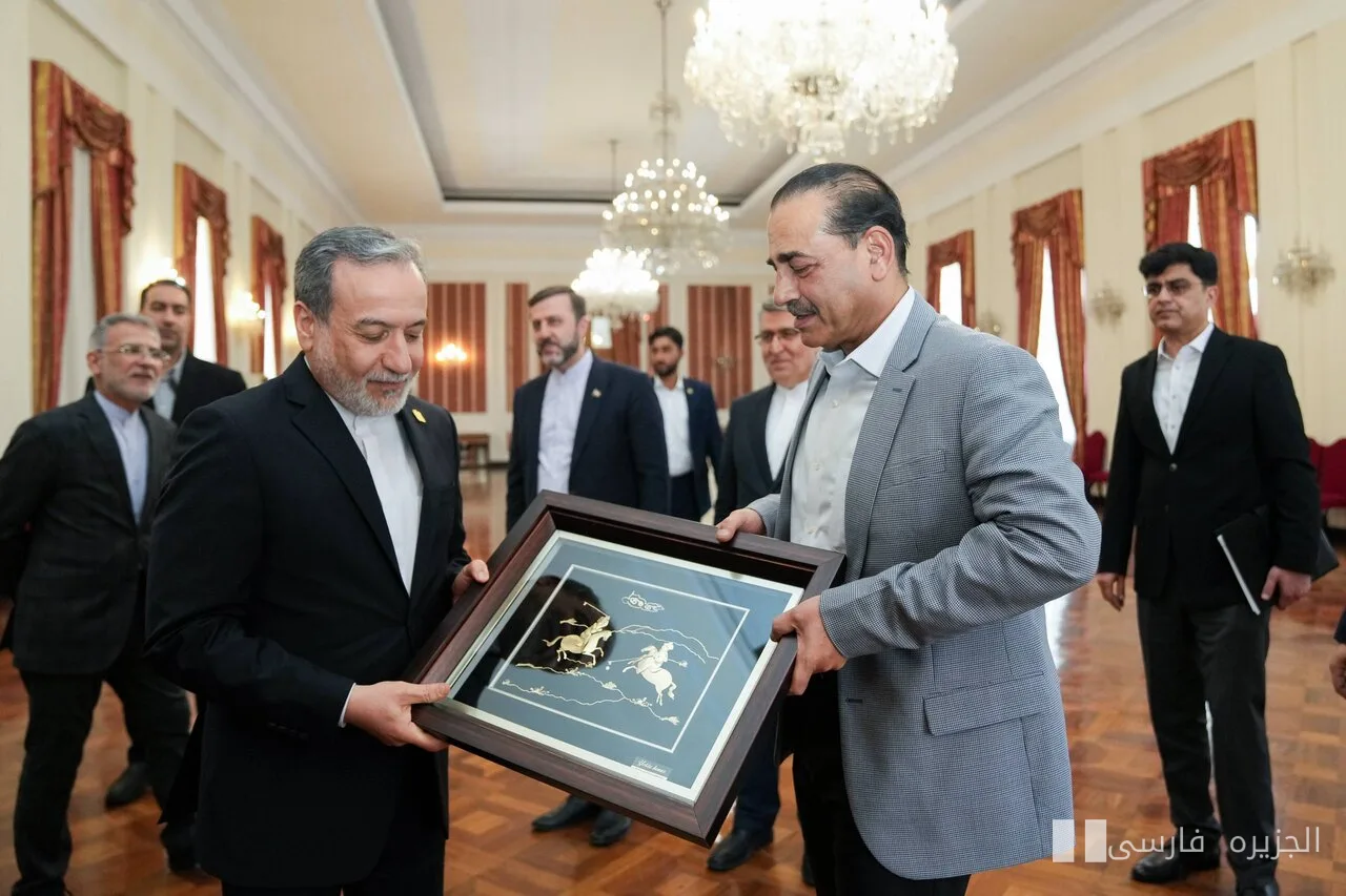 مكالمة هاتفية بين عاصم منير وسيد عباس عراقجي حول التوترات الإقليمية