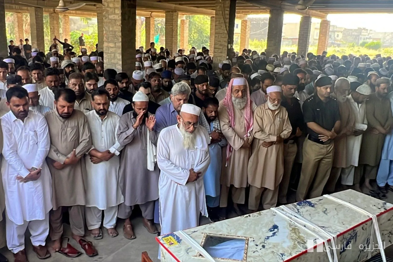 مراسم تشييع جنازة بعد من الهجوم القاتل على مسجد في كوهات باكستان
