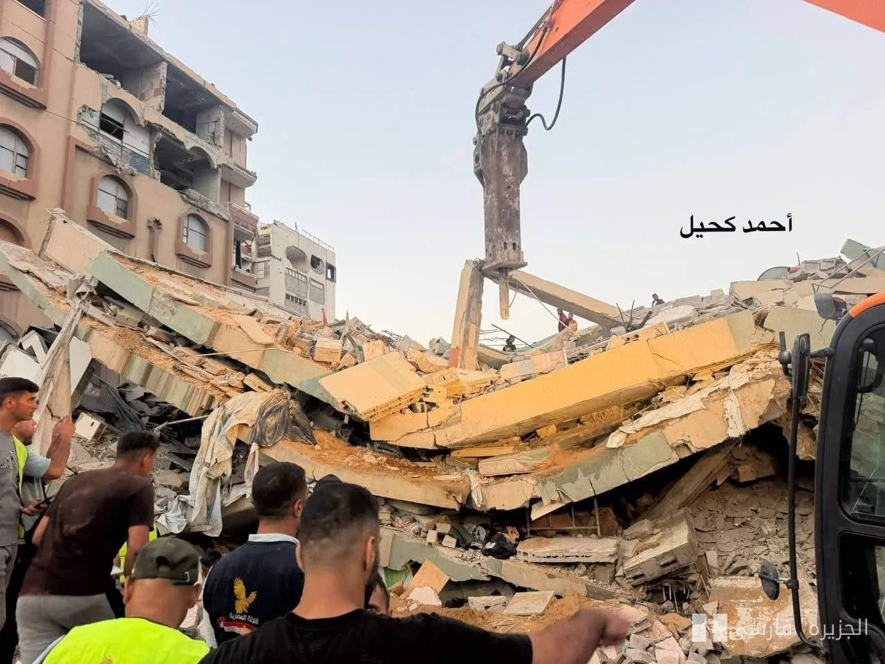 Effondrement d'un immeuble résidentiel dans la région de <strong>الصناعه</strong> à Gaza, 6 familles sous les décombres