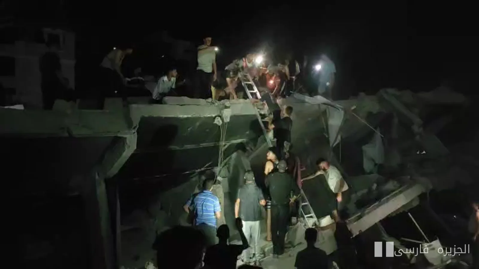 La mort d'au moins 10 Palestiniens et la disparition de dizaines de personnes dans l'effondrement d'un bâtiment à Gaza
