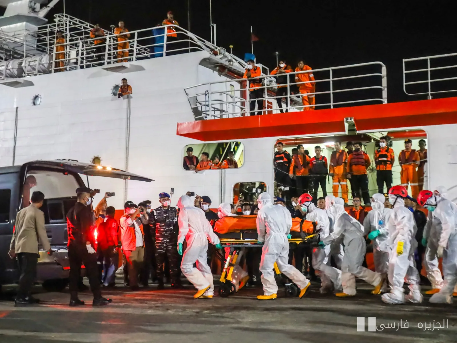 عمليات إنقاذ في بحر جاوة: استعادة ثلاث جثث و 126 مفقود