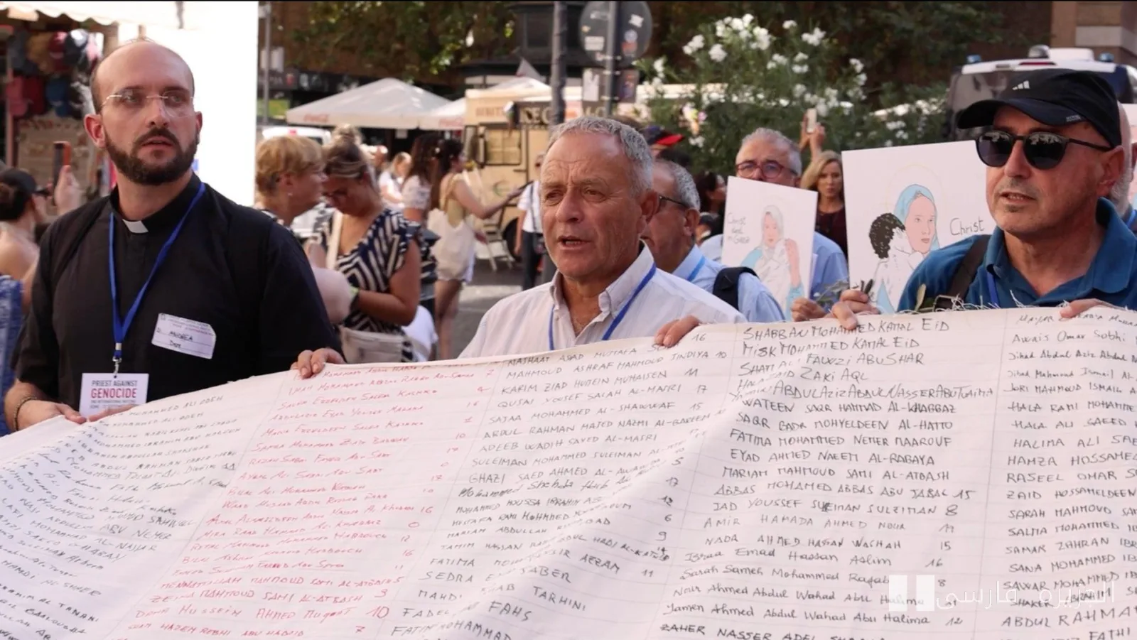 الكهنة ضد الإبادة الجماعية في روما، عرضوا ستارة بأسماء الأطفال القتلى في غزة