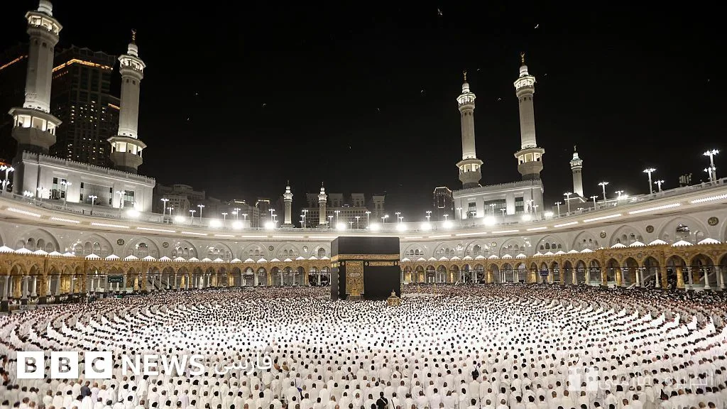 السعودية تستخدم أنظمة الدفاع الجوي لحماية مكة