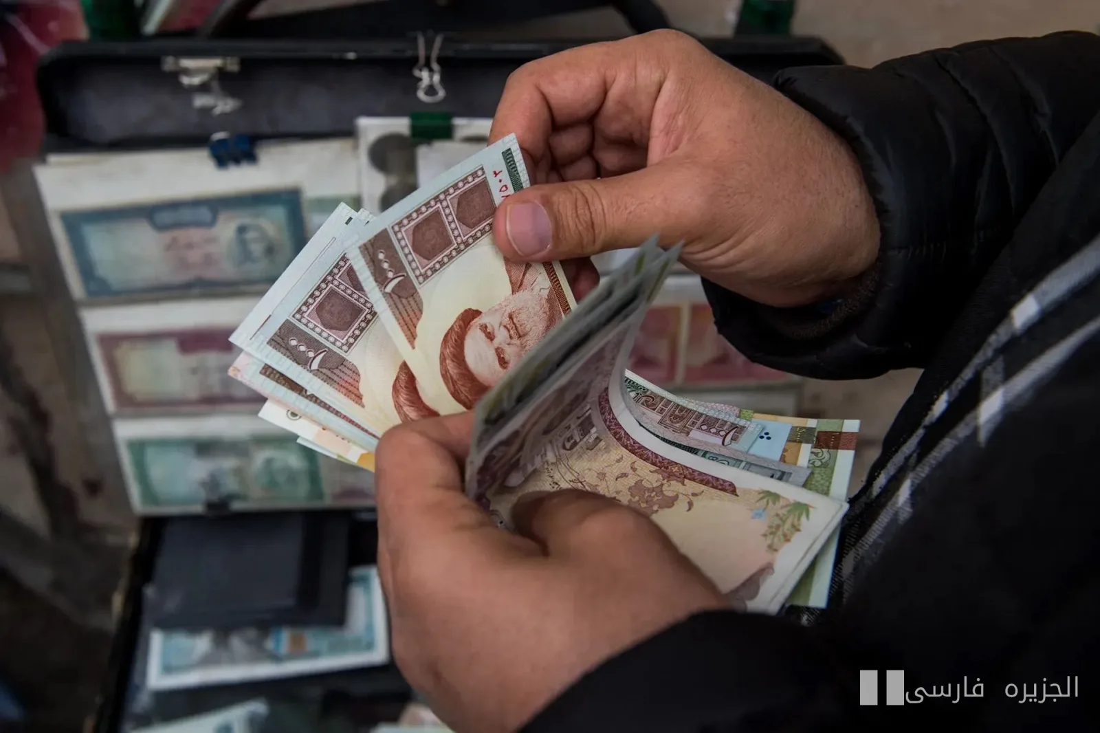 آیا ایران با میلیاردها دلار، ریال را نجات می‌دهد یا ذخایرش را نابود می‌کند؟