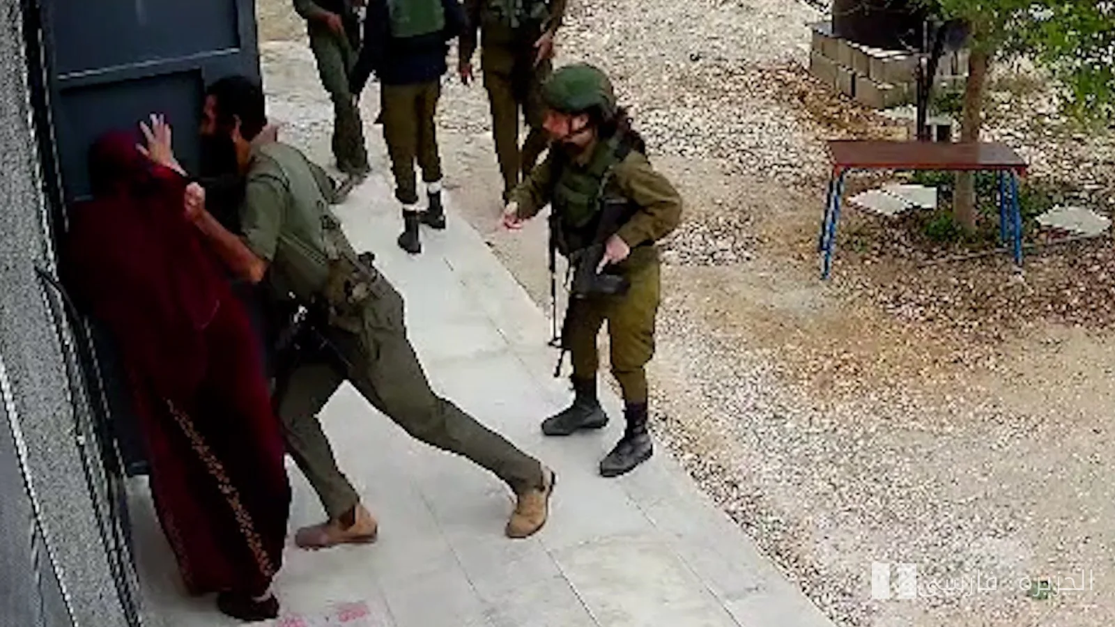 سرباز اسرائیلی به زن فلسطینی در کرانه باختری حمله کرد