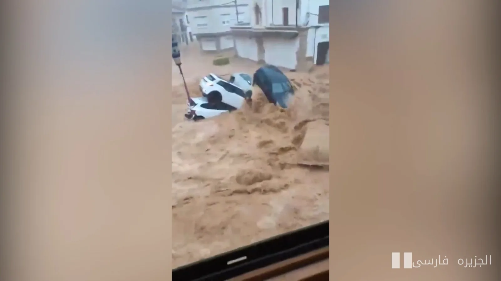 سیلاب‌ها خودروها را در مادریگرا به حرکت درآوردند