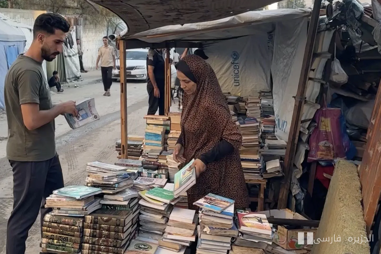 نیوین الغرابلی، زنان غزه را با کتاب‌های نجات‌یافته از آوار آموزش می‌دهد